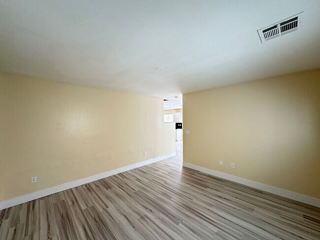 Building Photo - FALCON POINTE