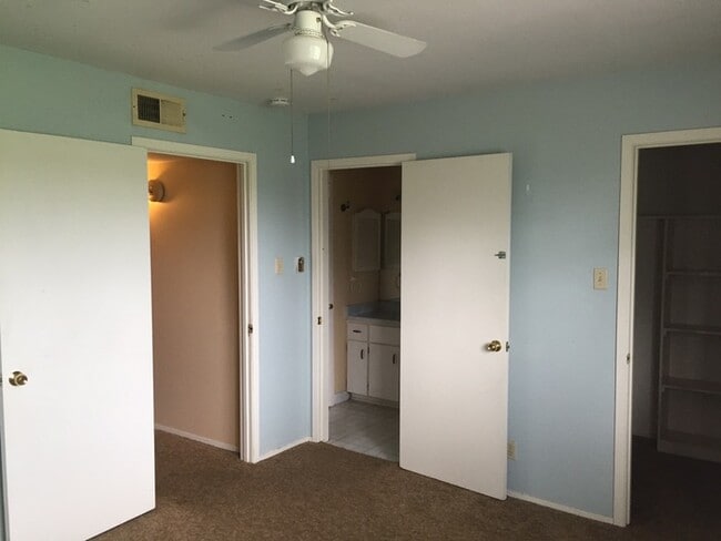 Building Photo - 2 Bedroom Duplex in SE San Antonio - PECAN...