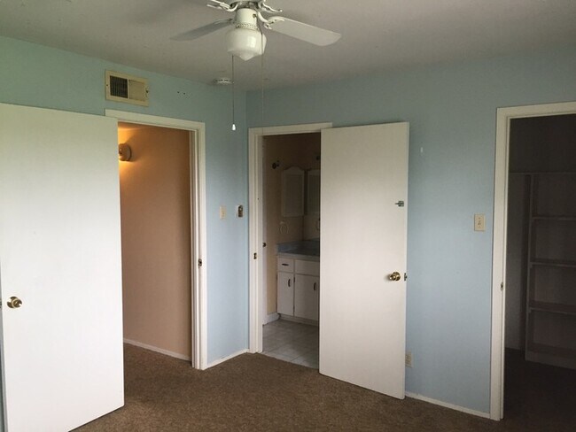 Building Photo - 2 Bedroom Duplex in SE San Antonio - PECAN VALLEY