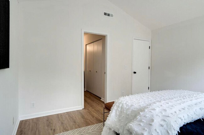 Building Photo - 814 Tamarack S