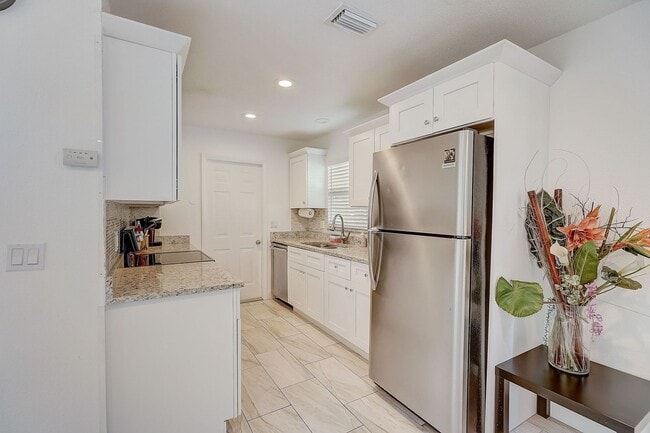 Building Photo - 2 Bed / 1 Bath Cozy Downtown Duplex Apartment