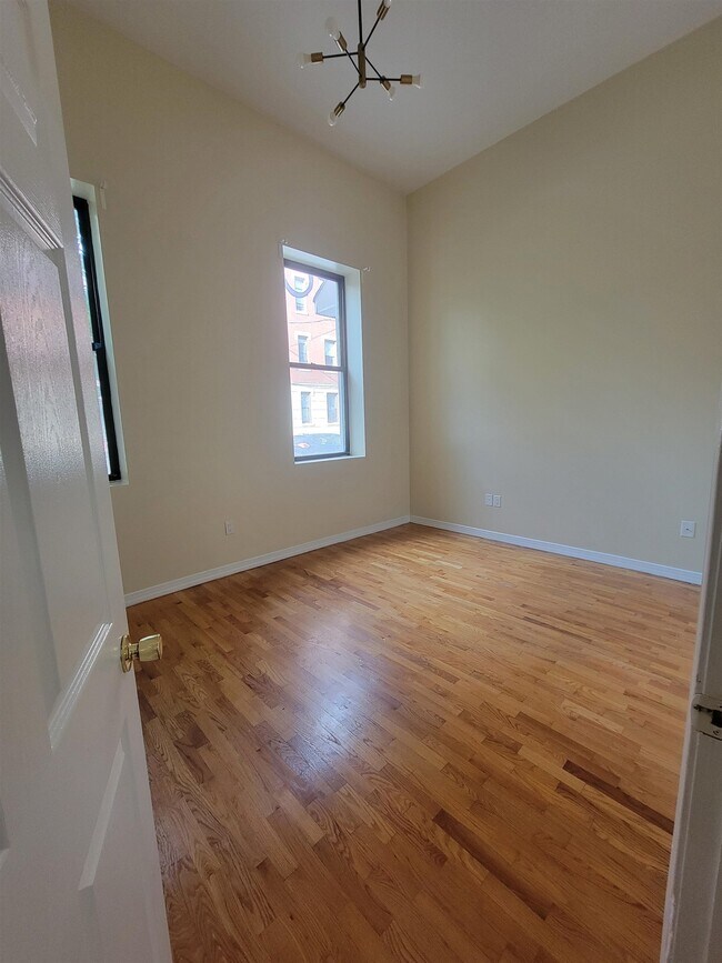 Building Photo - 409 53rd St