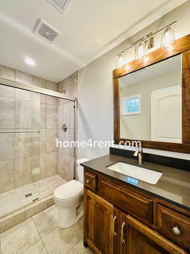 Building Photo - Nearly New Luxury Home in Blue Valley Schools!