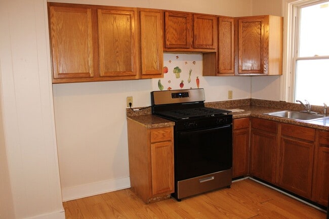 Building Photo - 2-Bedroom Second-Floor Apartment