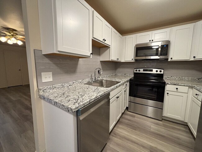 Building Photo - Large 2 bedroom apartment! Backs to Cheesman Park! One parking space in garage!