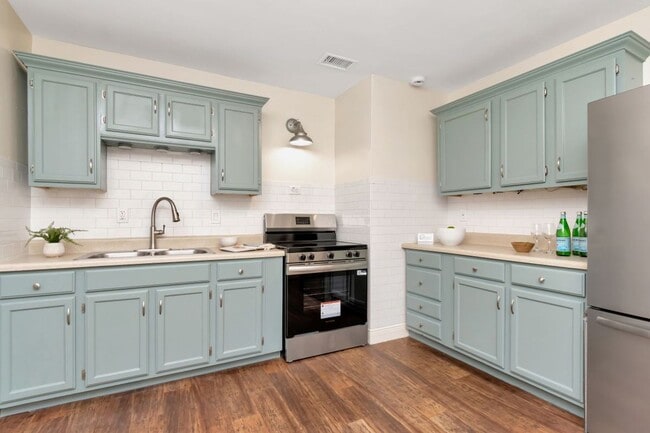 Building Photo - 4/2 HOME CHARMING GULFPORT HOME FEATURING NICE UPGRADES