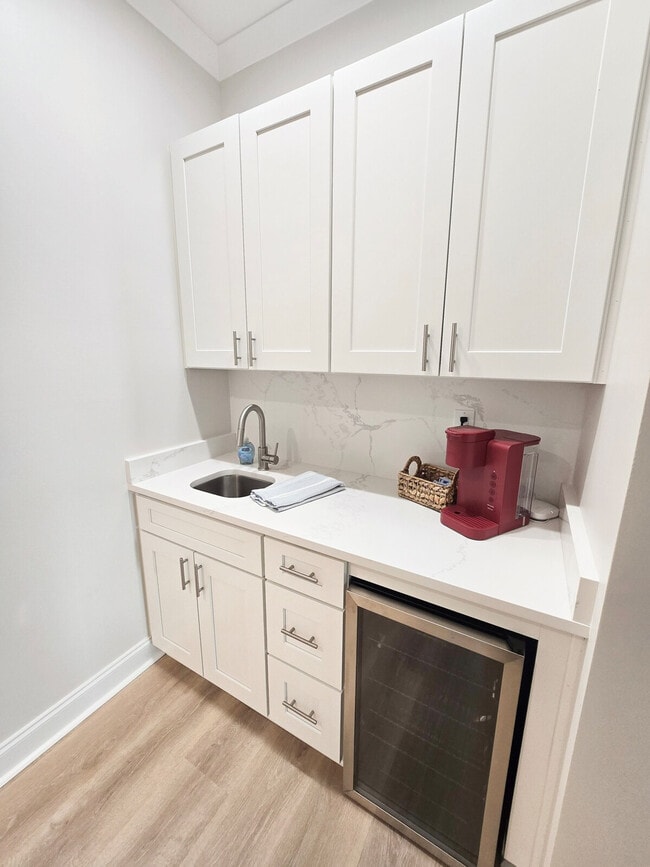 Building Photo - 996 Beach Blvd W