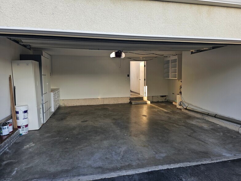 Building Photo - 6501 Vanalden Ave