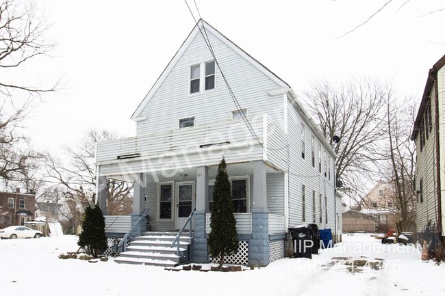 Building Photo - Charming and Spacious 2BR Upper Unit in Cl...