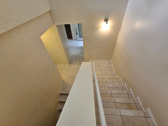 Building Photo - 6 Bedroom/3 Bath home in Black Acres