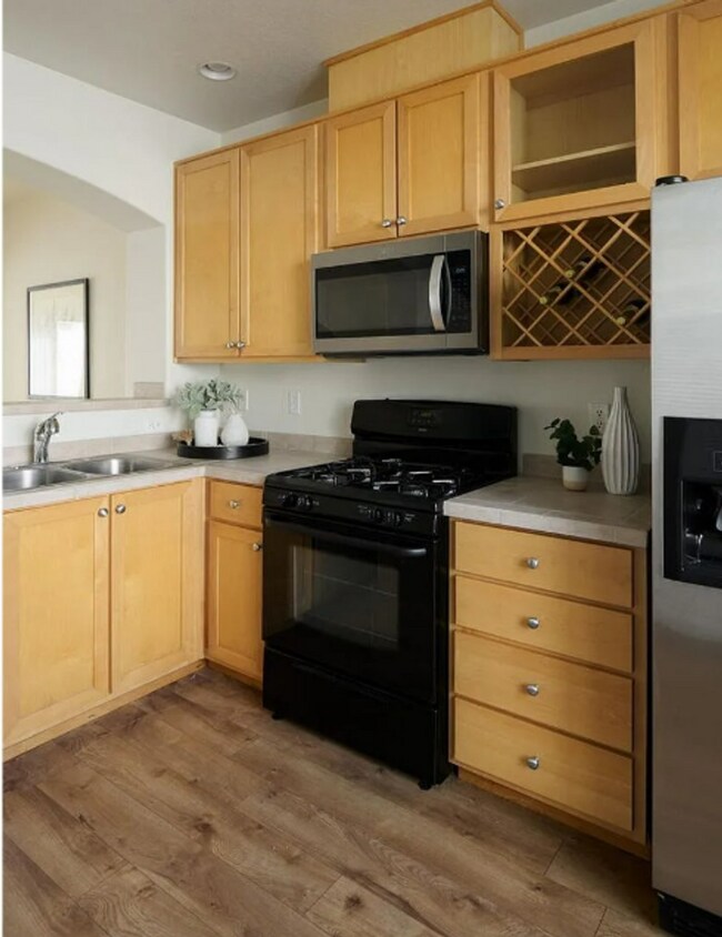 Building Photo - 2-Bedroom Beaverton Condo with Private En-Suite Bathrooms, Open Floor Plan, Private Balcony & Att...