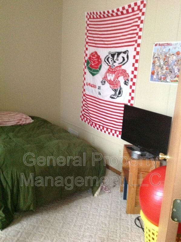 Building Photo - 3 Bed 1 Bath close to UWEC and downtown! Available June 1st