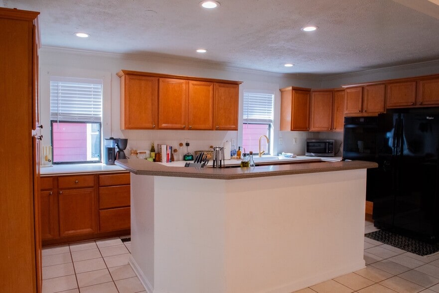 Kitchen - 870 Vera St SE