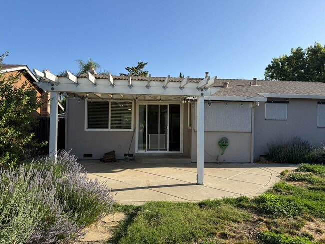 Building Photo - Updated Home in Dixon