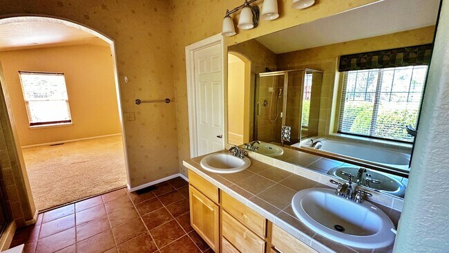 Building Photo - Fantastic 3 Bd 3 Bth + Office in Cherry Cr...