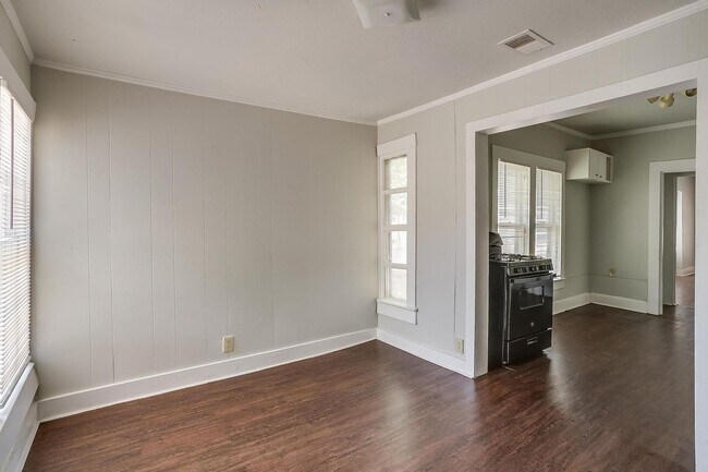 Building Photo - Large 4 Bed, 2 Bath in the heart of Histor...