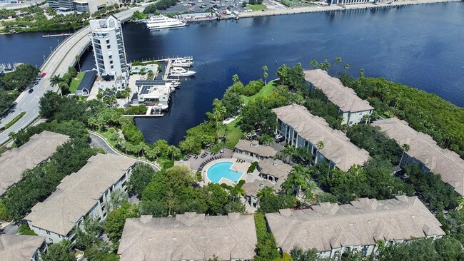 Building Photo - 708 Promenade Pl