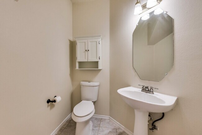 Building Photo - Great 4 bed 2 bathroom 2 story home minute...