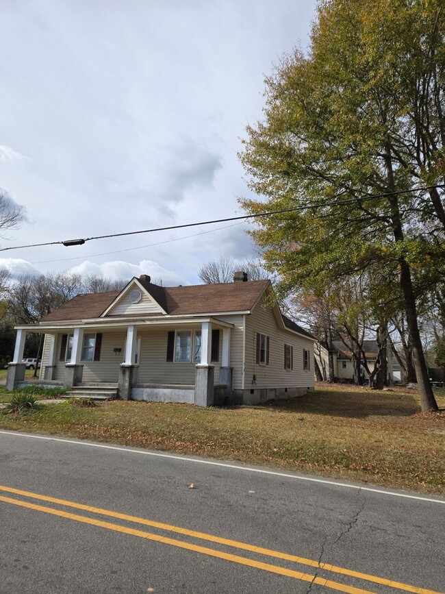 Building Photo - 4 bedroom 1.5 bath house