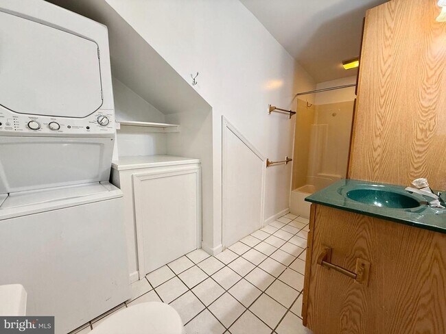 Building Photo - 604 Primos Ave