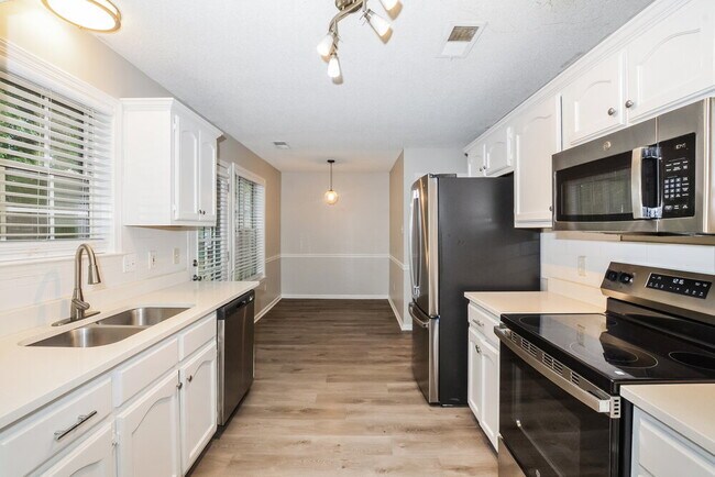 Building Photo - 6164 Kingsview Dr