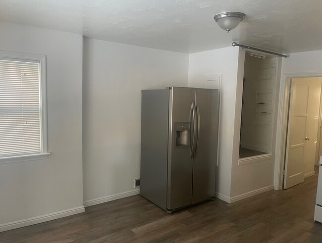 Building Photo - 40 E 300 N