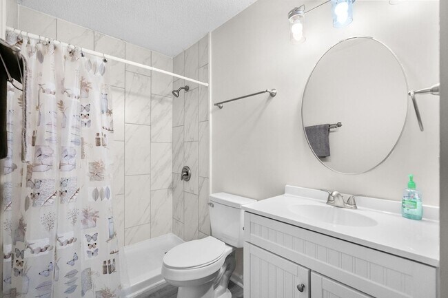 Building Photo - Long Term Furnished Top Floor Condo - 2 bed/2bath with Community Pool
