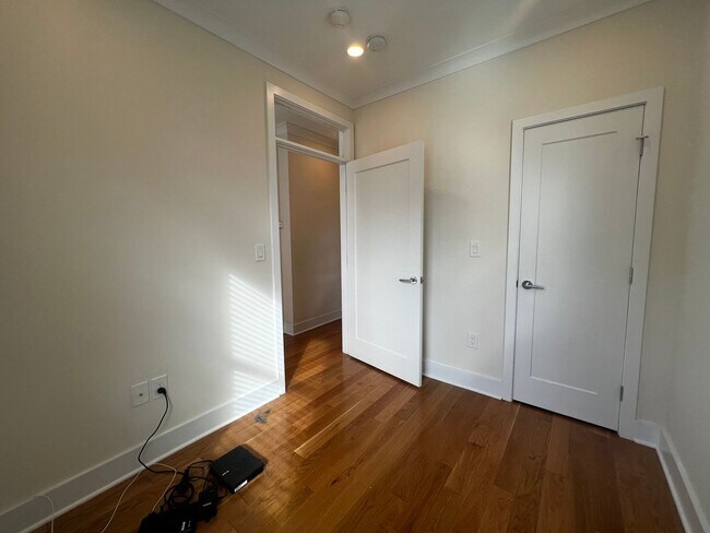 Building Photo - Lavish 5 BR/4 BA Townhome in Petworth!