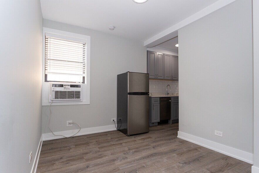 Building Photo - 508 W Belmont