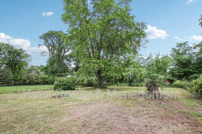 Building Photo - 144 Airport Rd