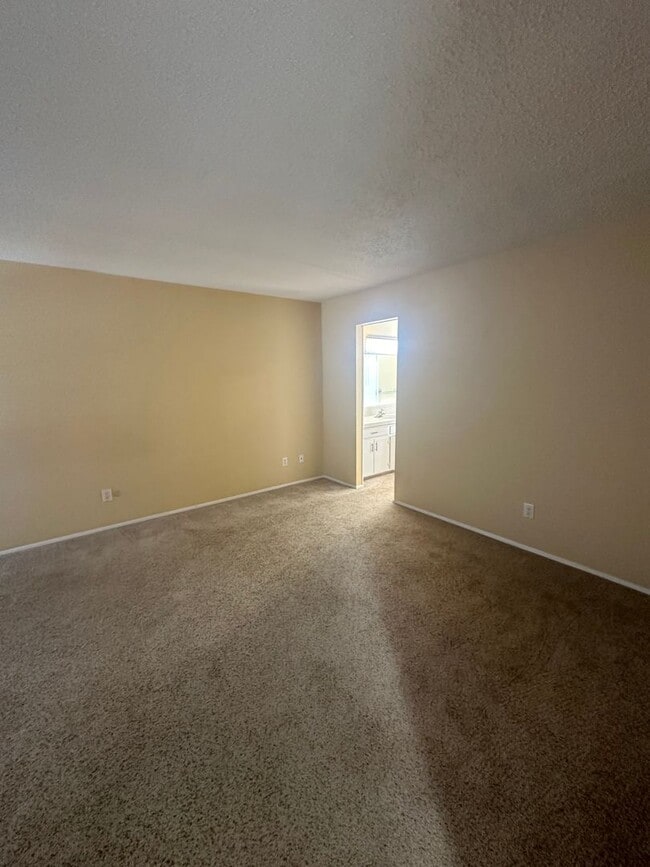 Building Photo - 2 Bed Brick House! Golf Course View!
