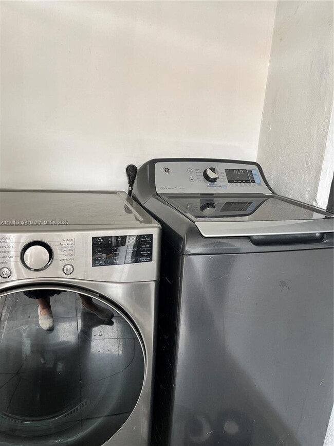 Building Photo - 2 bedroom in Miami FL 33150