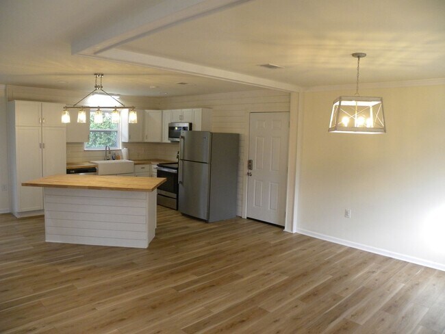 Building Photo - *****PRICE REDUCTION******AVAILABLE NOW*** Country Setting No HOA