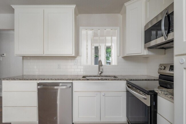 Building Photo - 3042 S 28th St