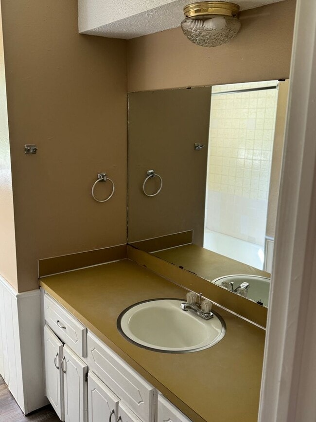 Building Photo - 3 bedroom 1 1/2 bath Home