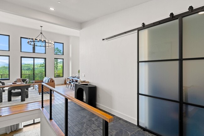 Building Photo - 162 Pond Rd