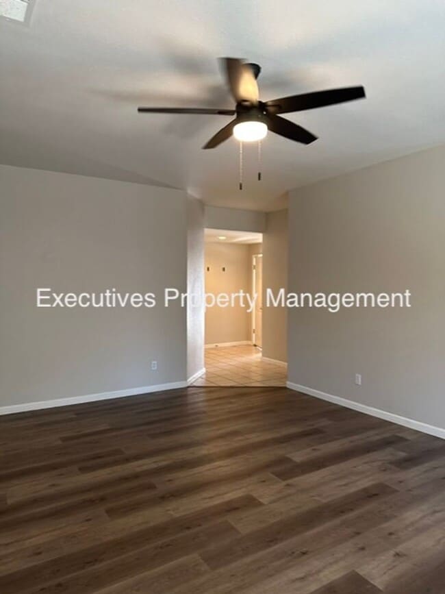Building Photo - 654 Gateway Dr