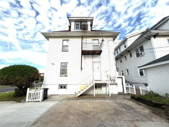 Building Photo - 302 W Hudson St