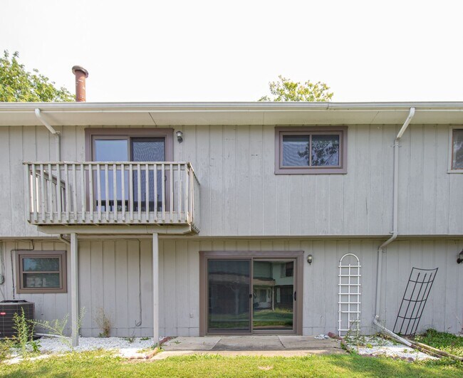 Building Photo - 3 Bed 1.5 Bath Condo in Lakewood Estate