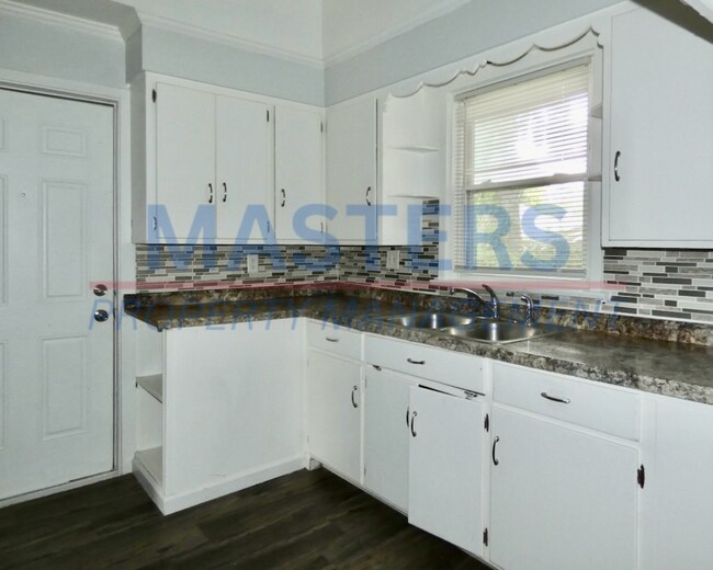 Building Photo - Three Bedroom House