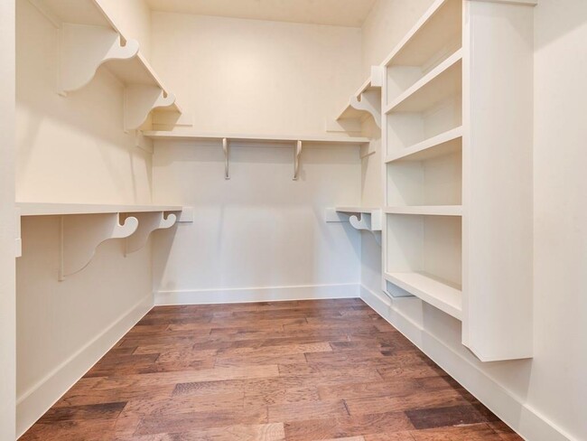 Building Photo - 6412 Carson Rdg