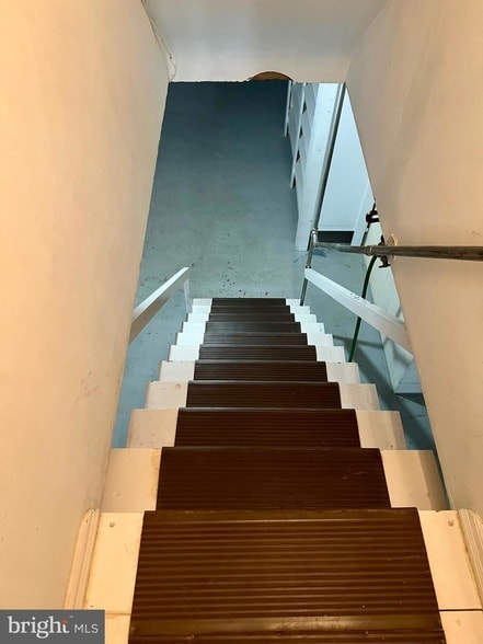 Building Photo - 289 N River Dr