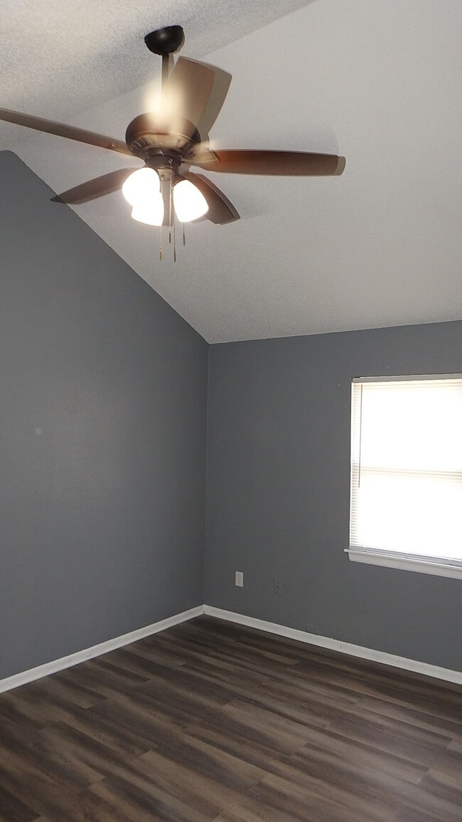 Building Photo - Blue Springs - 2 bed - 1.5 bath Townhome