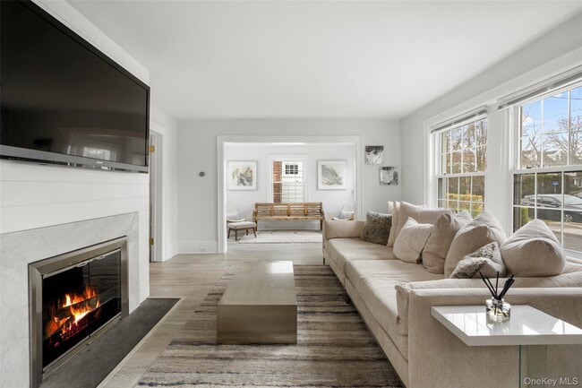 Building Photo - 225 Larchmont Ave