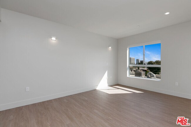 Building Photo - 11837 Mayfield Ave