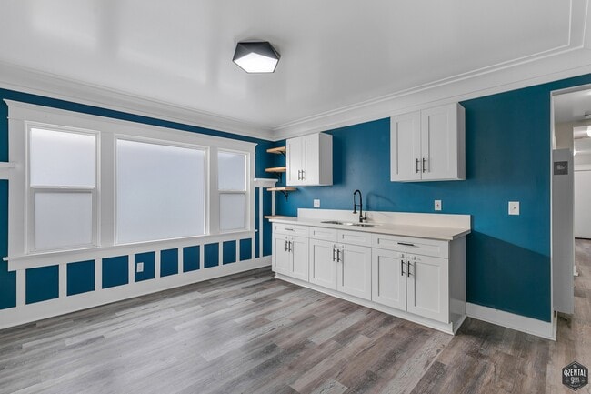 Building Photo - 641 W 43rd St