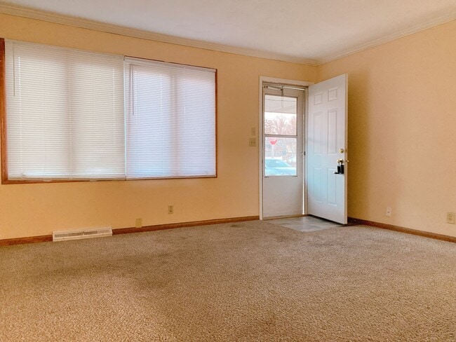 Building Photo - Beautiful 3 bed South Omaha/Hanscom Park Home with Attaced 1 car garage! $1,425!