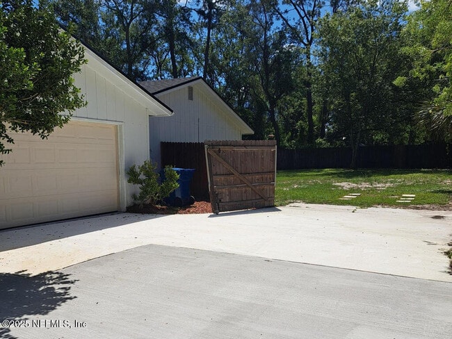 Building Photo - 9756 Saye Ct
