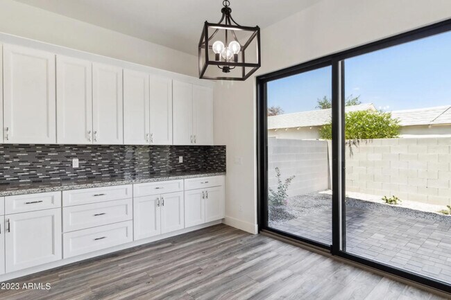 Building Photo - 902 W Hazelwood St