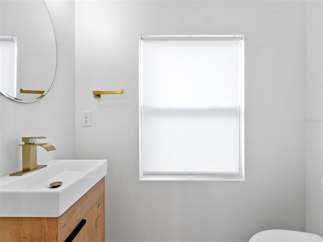 Building Photo - 102 W Adalee St